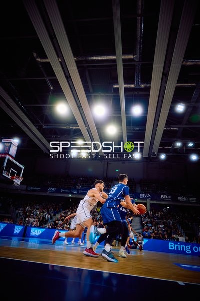 Ein Spieler von Brose Bamberg dribbelt den Ball.