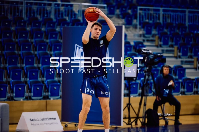 Spieler wirft den Ball