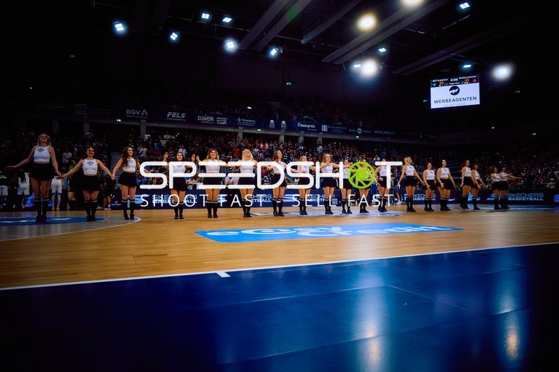 Cheerleader-Performance