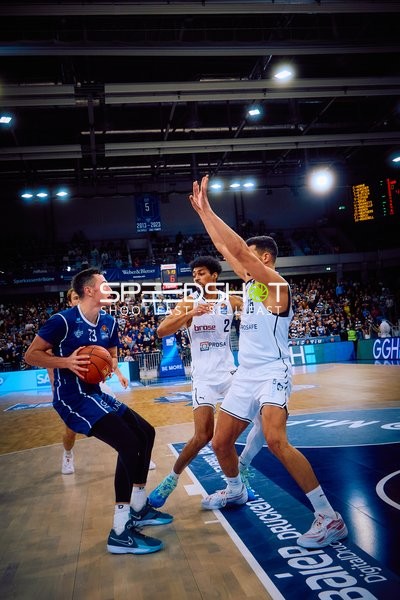 Spieler von MLP Academics Heidelberg versucht, sich gegen die Verteidigung von zwei Brose Bamberg Spielern durchzusetzen.