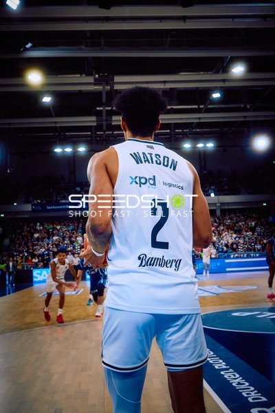 Ein Spieler von Brose Bamberg, Nummer 2, ist aktiv im Spielgeschehen.