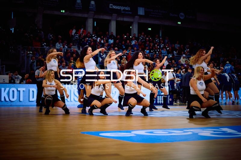 Cheerleader-Performance während eines Basketballspiels
