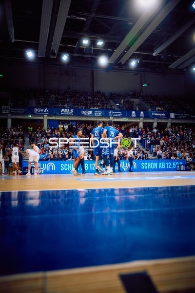 Spieler bereiten sich auf einen Freiwurf vor