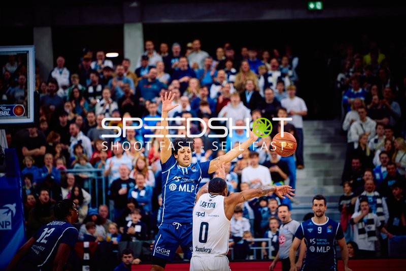 Ein Spieler von MLP Academics Heidelberg blockiert einen Wurfversuch von Brose Bamberg.