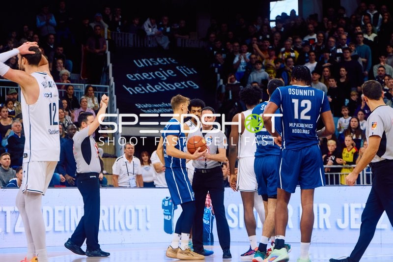 Schiedsrichterdiskussion auf dem Spielfeld