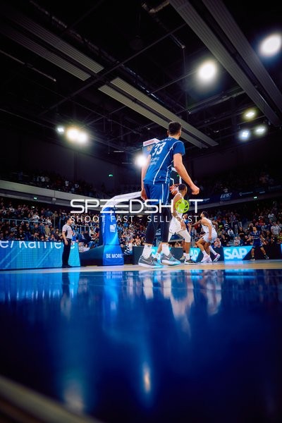 Spieler von MLP Academics Heidelberg ist in Aktion auf dem Spielfeld.