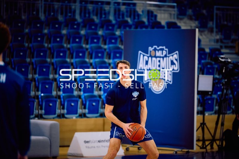 Ein Spieler der MLP Academics Heidelberg steht mit einem Basketball in den Händen auf dem Spielfeld.