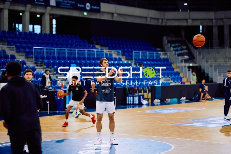 Spieler bereiten sich auf das Spiel vor und üben Würfe.