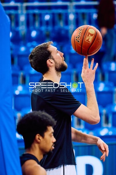 Ein Spieler balanciert einen Basketball auf einem Finger.