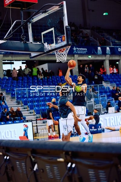 Ein Spieler versucht, den Ball in den Korb zu werfen.