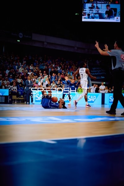 Ein Spieler liegt auf dem Boden, möglicherweise nach einem Sturz, während das Spiel weitergeht.