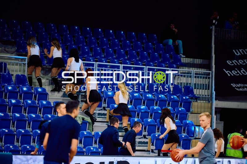 Zuschauer laufen die Tribünen hinauf.