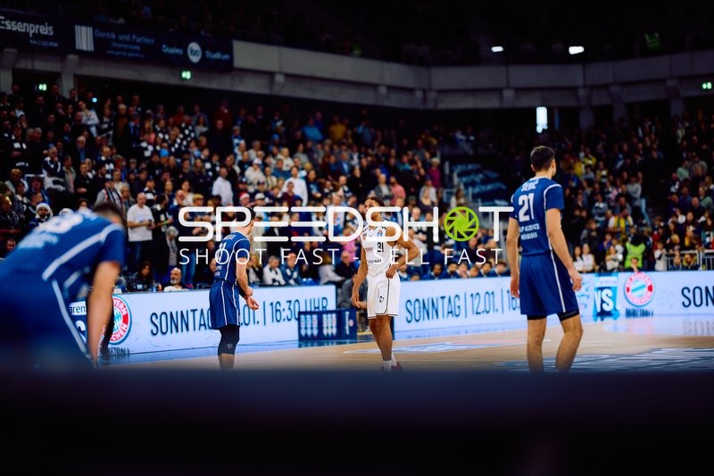 Spieler auf dem Spielfeld während einer Pause