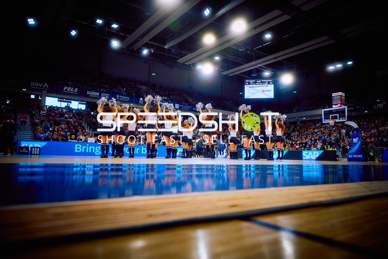 Cheerleading-Performance auf dem Basketballfeld