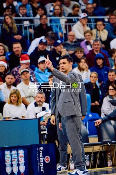 Coach gibt Anweisungen vom Spielfeldrand