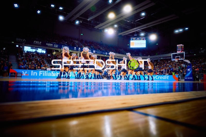 Cheerleader-Performance