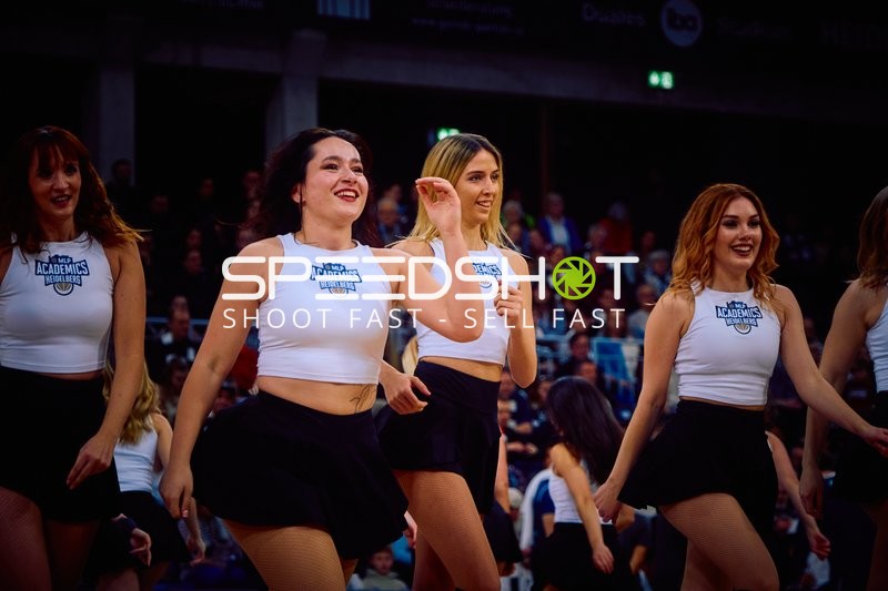 Die Cheerleader des Teams MLP Academics Heidelberg führen eine Tanzroutine auf.