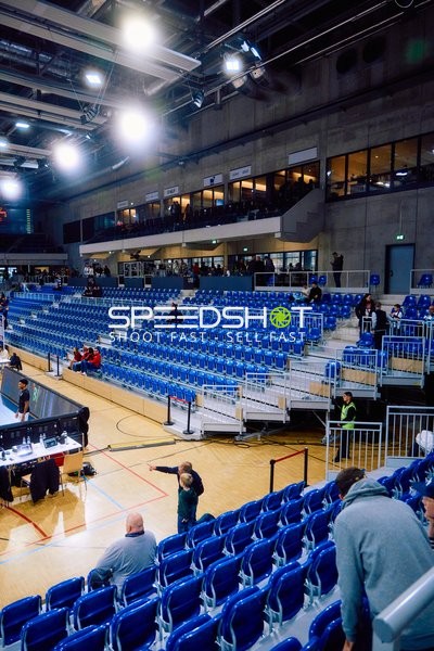 Leere Tribünen im Stadion