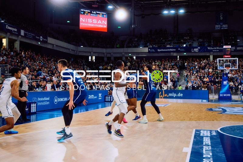 Basketballspielaktion in der Offensivzone.