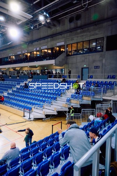 Leere Zuschauertribüne in der Halle