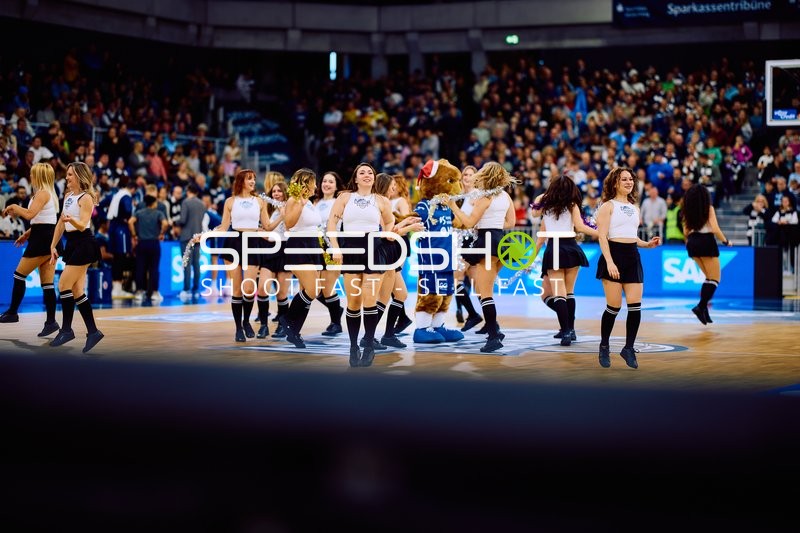 Cheerleader-Performance auf dem Spielfeld