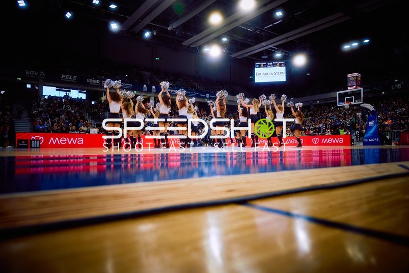Cheerleader-Performance auf dem Spielfeld