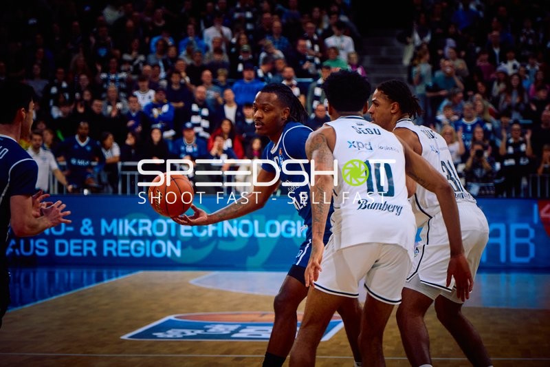 DJ Horne von den MLP Academics Heidelberg dribbelt den Ball und wird von einem Spieler von Brose Bamberg verteidigt.