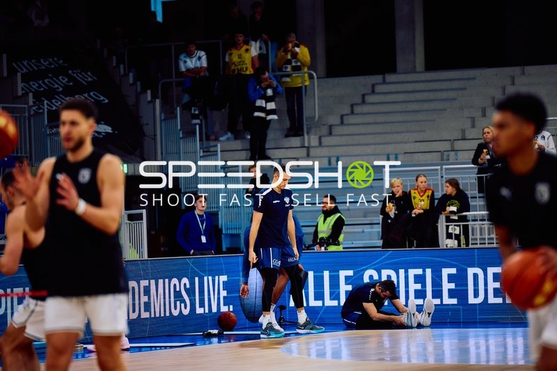 Aufwärmen der Spieler auf dem Spielfeld