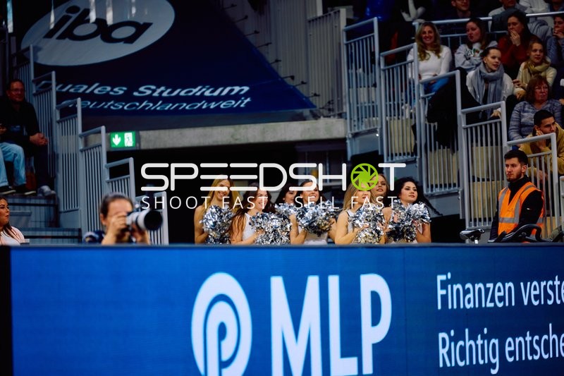 Cheerleader während eines Basketballspiels