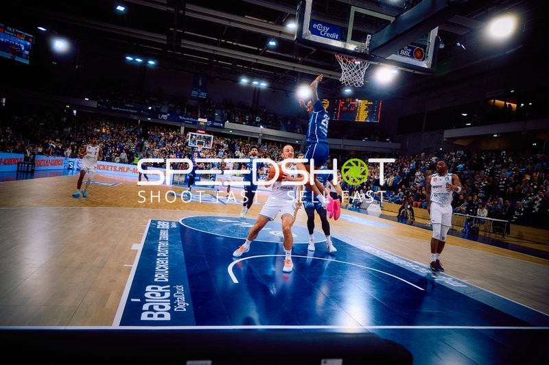 Ein Spieler der Brose Bamberg dunkt den Ball.