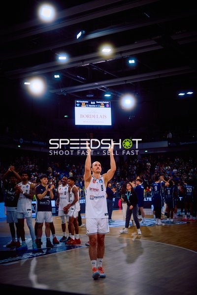 Ein Spieler von MLP Academics Heidelberg wird nach dem Spiel applaudiert.