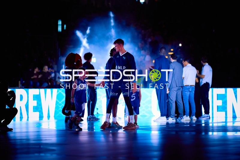 Spieler beim Einlauf vor dem Spiel