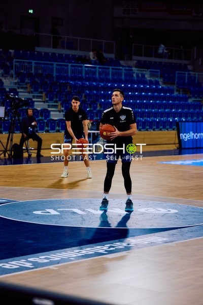 Spieler führen Wurfübungen durch.