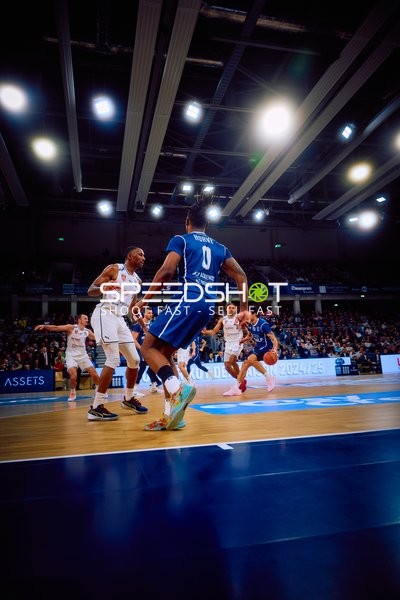 Ein Spieler der MLP Academics Heidelberg mit der Nummer 0 versucht, an der Verteidigung von Brose Bamberg vorbeizukommen.