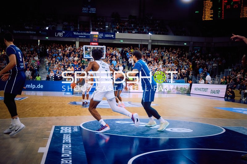 Ein Spieler dribbelt den Ball Richtung Korb.