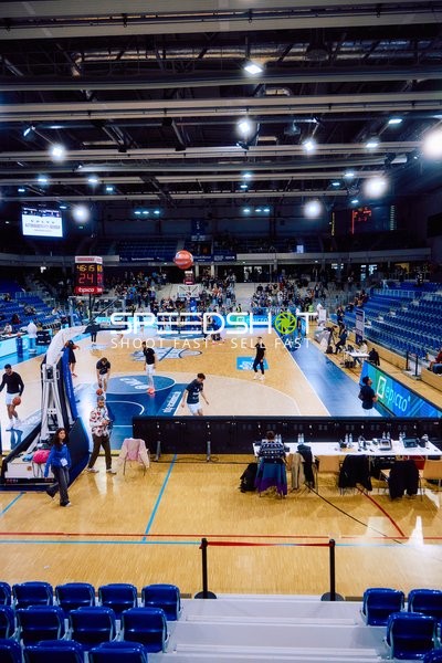 Spielvorbereitung auf dem Basketballfeld