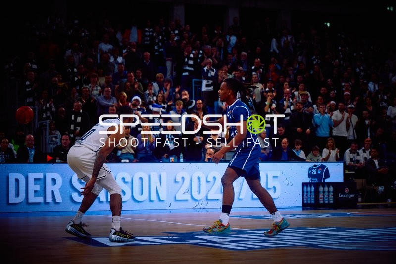 Ein Basketballspieler von MLP Academics dribbelt den Ball gegen einen Verteidiger von Brose Bamberg.