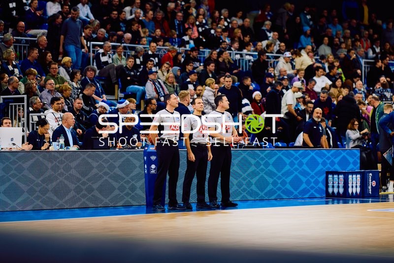 Schiedsrichter-Team auf dem Spielfeld