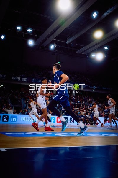 Spieler bewegen sich über das Spielfeld