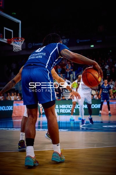 Spieler von MLP Academics Heidelberg dribbelt den Ball.