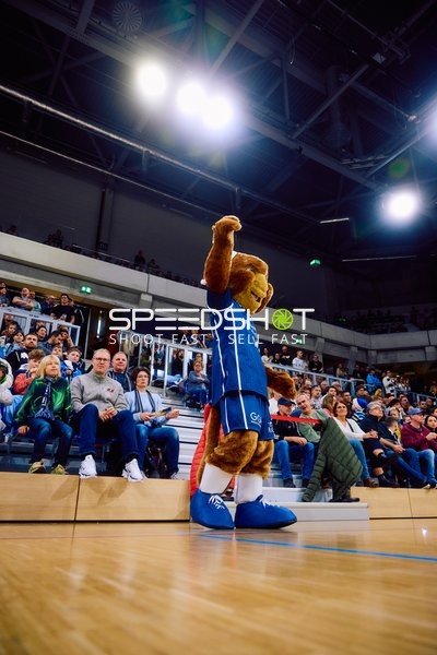 Maskottchen heizt das Publikum an.