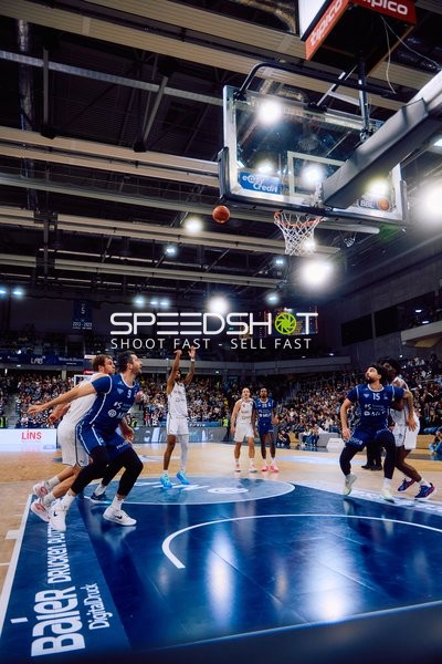 Ein Spieler von MLP Academics Heidelberg wirft einen Freiwurf.