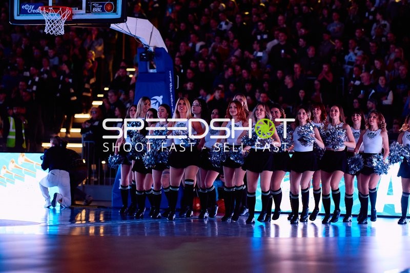 Cheerleader-Gruppe führt eine Routine auf