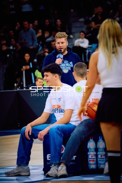 Ein Sprecher hält eine Ansprache während des Spiels.