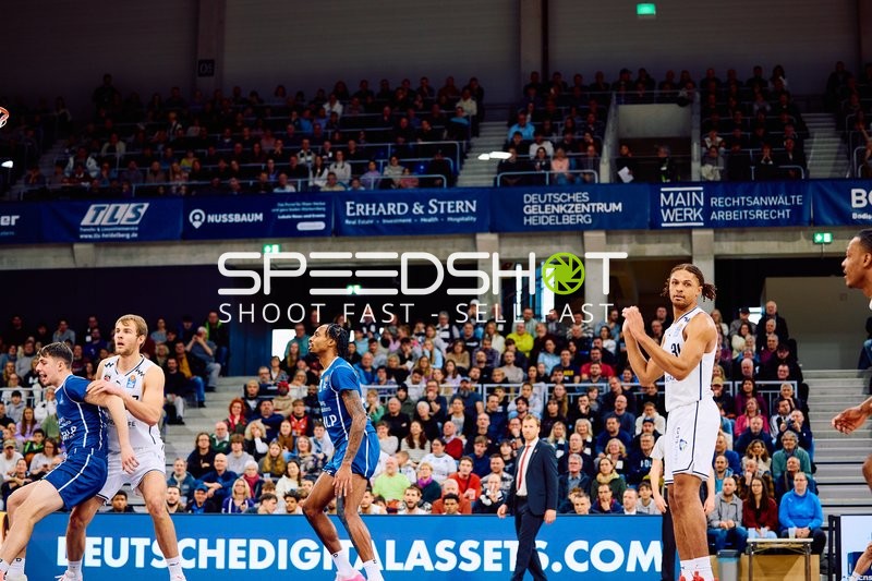 Spieler klatschen nach einer Aktion auf dem Spielfeld.