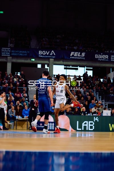 Spieler von MLP Academics Heidelberg und Brose Bamberg stehen sich gegenüber