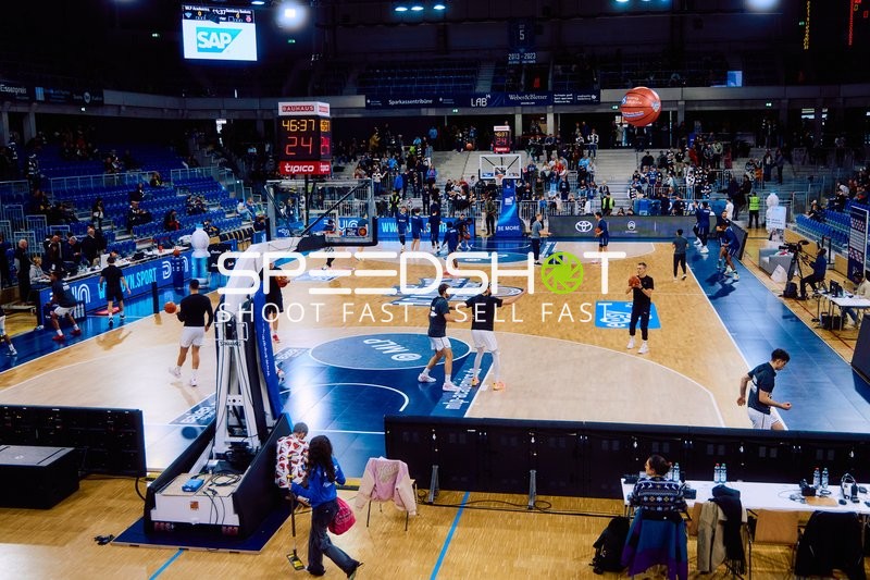 Aufwärmen der Spieler auf dem Basketballfeld
