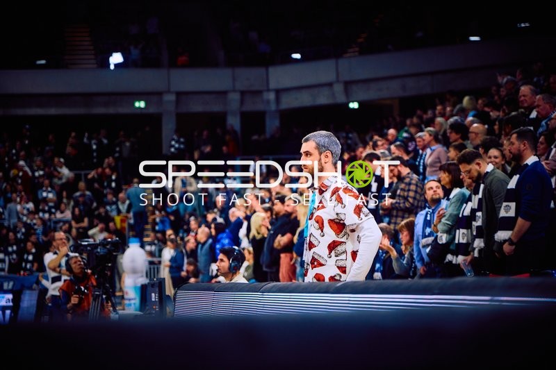 Zuschauer beobachten das Spiel