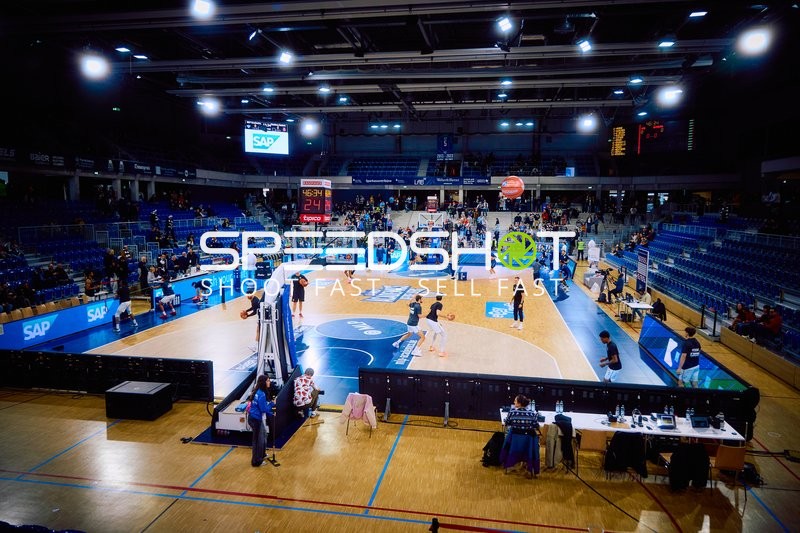 Keine spezifische Aktion erkennbar – leeres Spielfeld vor dem Spiel oder in der Pause.