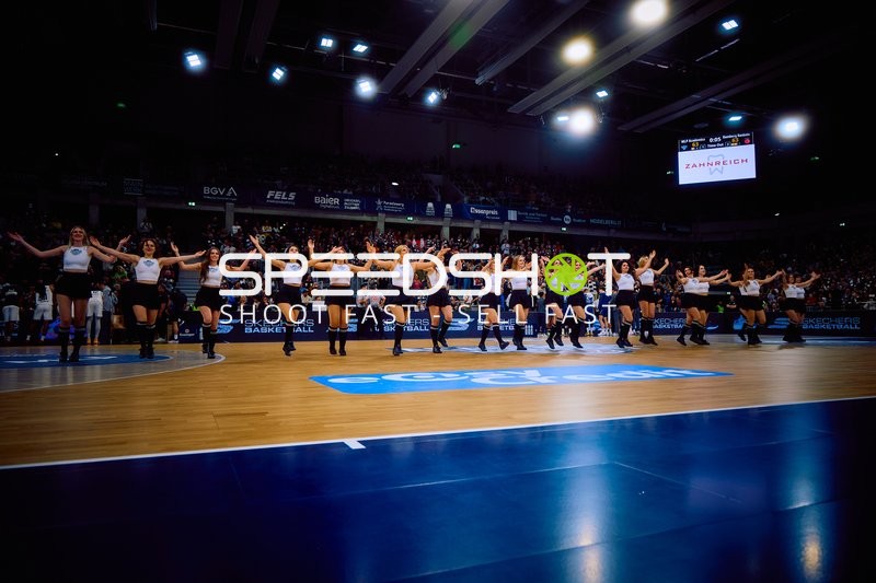 Cheerleading-Performance auf dem Spielfeld